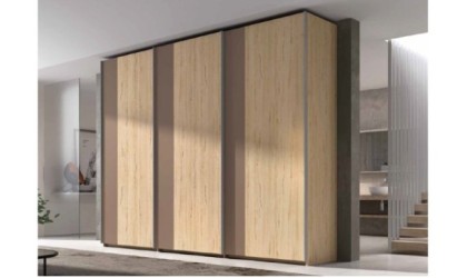 Armario de color madera arios con acabados en color basalto lacado con tres puertas correderas en ACEM