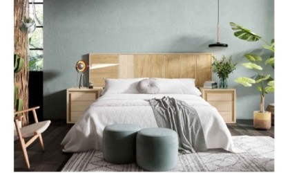 Dormitorio completo formado por cabecero y dos mesitas en madera color madera nude con acabados en madera bora en ACEM