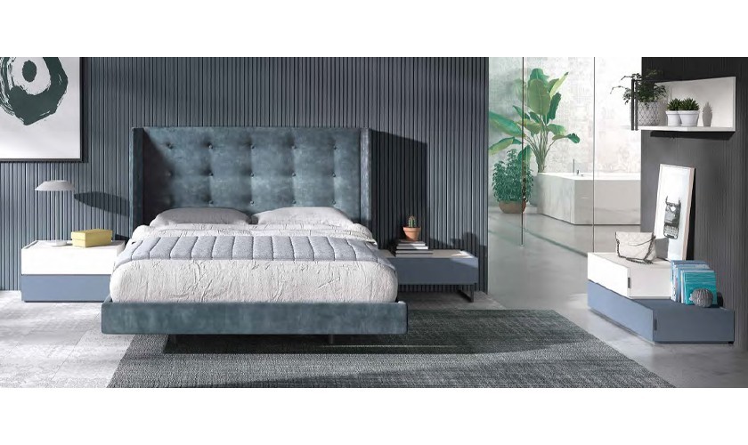 Dormitorio  con tapizado azul, madera blanca y acabados en cobalto azul lacado