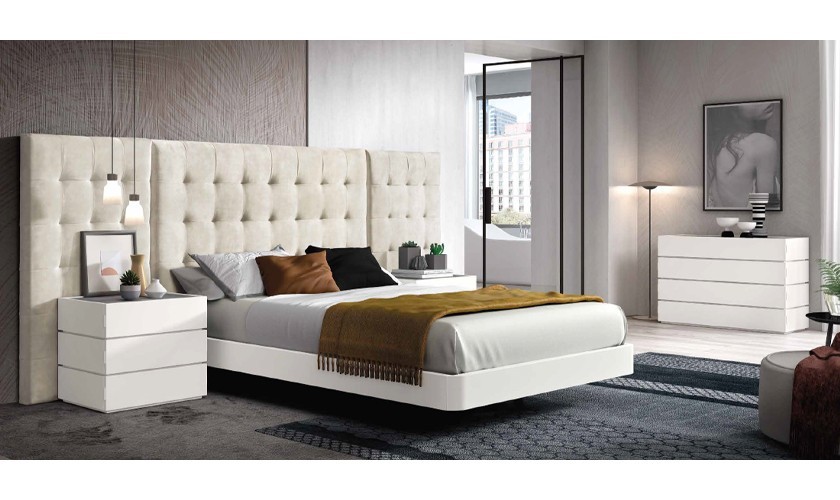 Dormitorio  tapizado crema, madera blanca y acabados en gris lacado