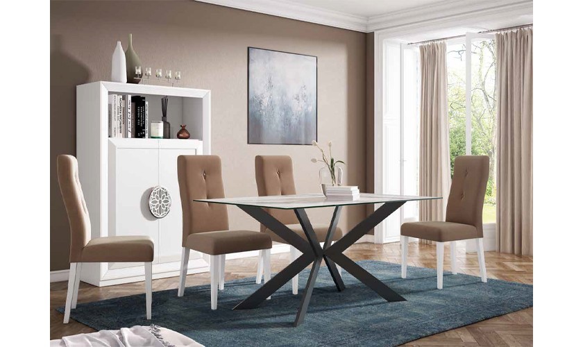 Mesa y silla de salón tapizadas